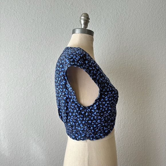 FREE PEOPLE Havana Honey V-Neck Woven Crop Top in Heart Print Blue - Picture 5 of 11